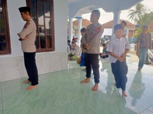 Anggota Cibadak Polres Lebak Laksanakan Sholat Jum’at Keliling di Desa Cimenteng jaya
