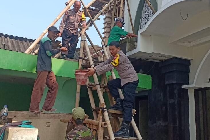 Anggota Polsek Sumbergempol Ikut Kerja Bakti Pengecoran Beton Masjid | NEWS TV Indonesia