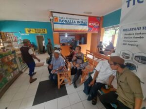 Personel Polsek Cibeber Berikan Pelayanan Kepada Masyarakat