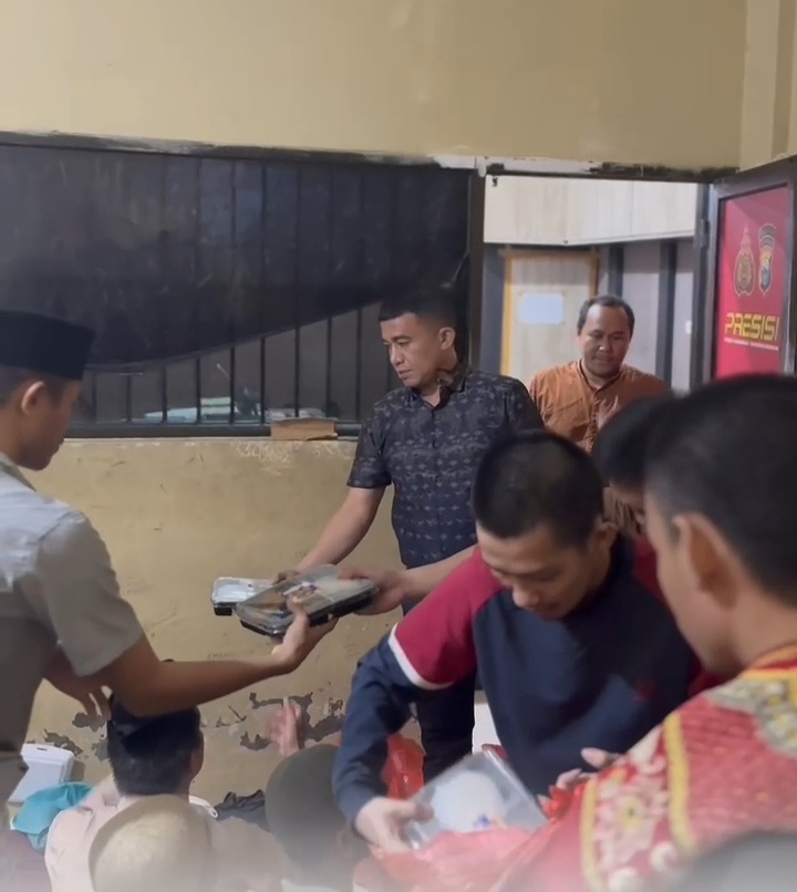 Satnarkoba Polres Gowa Gelar Jum’at Berkah, Berbagi dengan Tahanan Narkoba | NEWS TV Indonesia