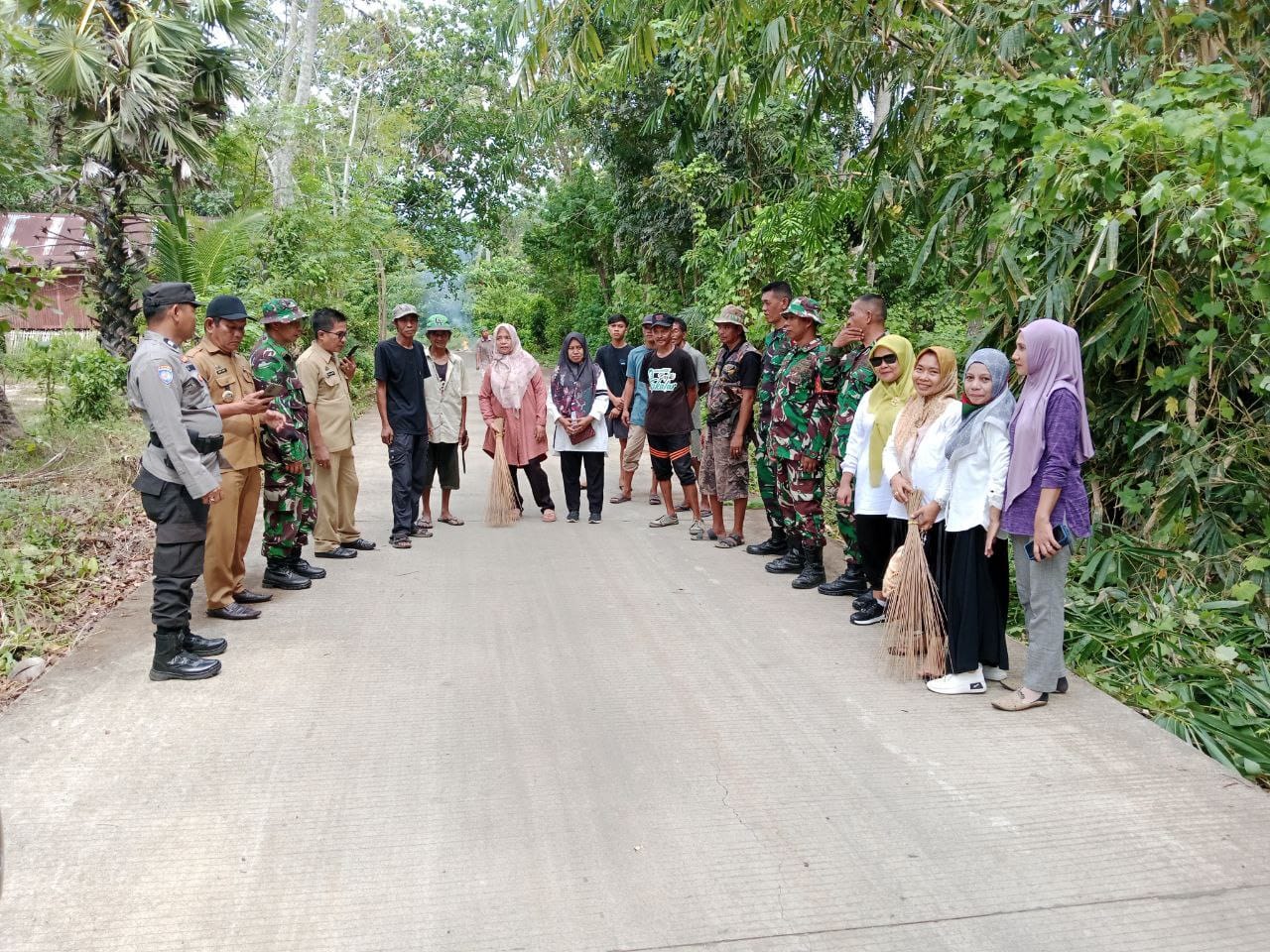 Semangat Gotong Royong, Koramil 1426-07/Pattallassang Dan Masyarakat Kerja Bakti Pembersih Lingkungan | NEWS TV Indonesia