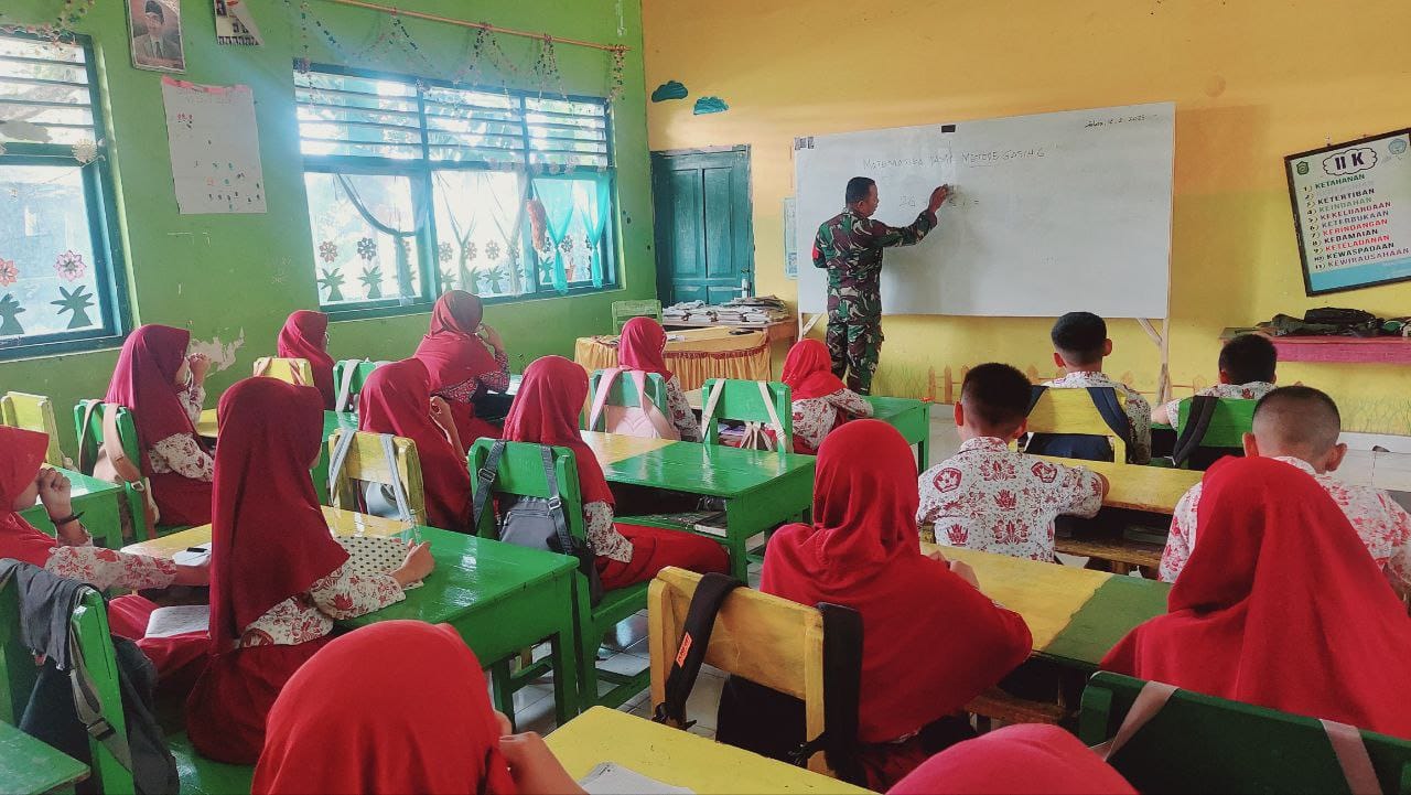Babinsa Koramil 1426-01/Polut Berikan Materi Wawasan Kebangsaan Ke Siswa Sekolah Dasar | NEWS TV Indonesia