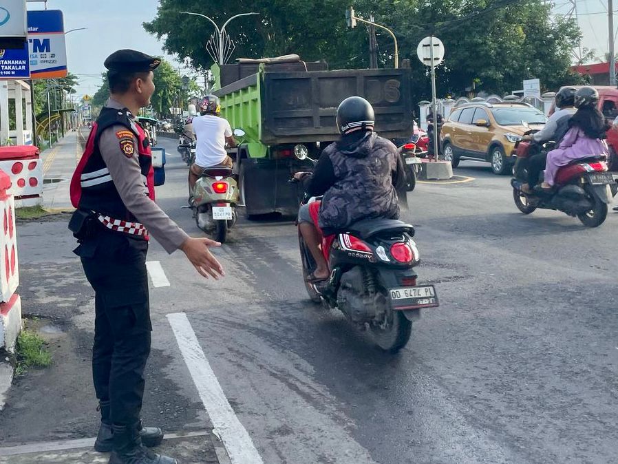 Personel Sat Samapta Polres Takalar Laksanakan Pengaturan Lalu Lintas Pagi di Jalan Utama | NEWS TV Indonesia