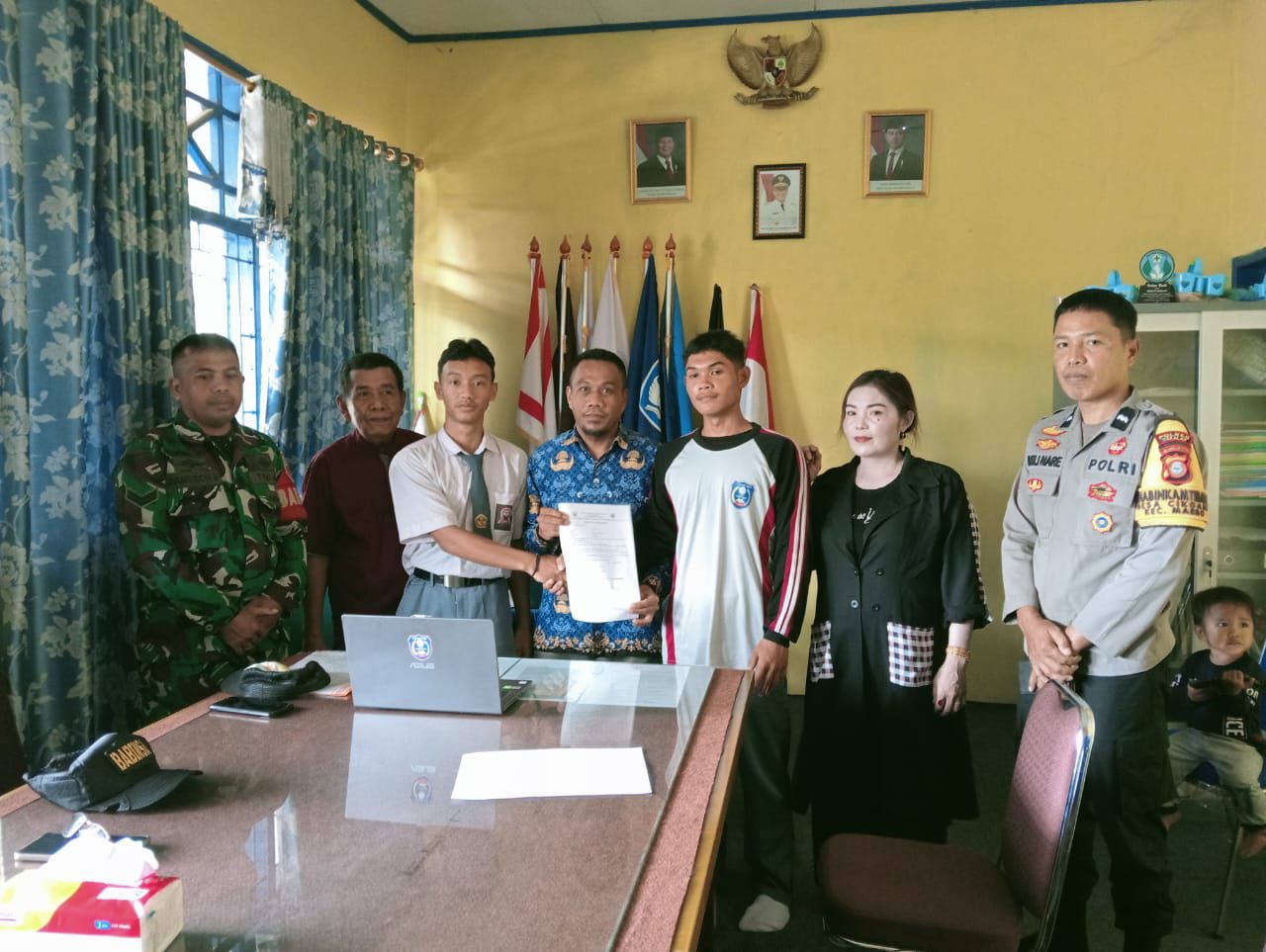 Bhabinkamtibmas dan Babinsa Cikoang Bersinergi Mediasi Kesalahpahaman Antar Siswa di SMA Negeri 7 Takalar | NEWS TV Indonesia