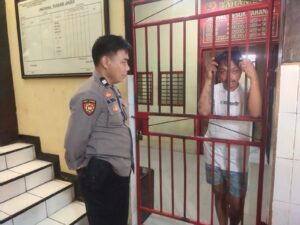 PERSONIL POLSEK MAMAJANG MEMBERI NASEHAT KEPADA PEMUDA YANG DI AMANKAN GEGARA HENDAK MENIKAM IBU KANDUNG DAN SAUDARANYA KARENA TIDAK DIPINJAMKAN SEPEDA MOTOR | NEWS TV Indonesia