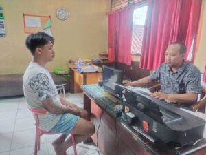 PERSONIL POLSEK MAMAJANG MEMBERI NASEHAT KEPADA PEMUDA YANG DI AMANKAN GEGARA HENDAK MENIKAM IBU KANDUNG DAN SAUDARANYA KARENA TIDAK DIPINJAMKAN SEPEDA MOTOR | NEWS TV Indonesia