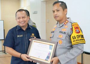 Kapolres Sukoharjo Kunjungi Mapolsek Gatak: Berikan Penghargaan dan Bantuan Sosial