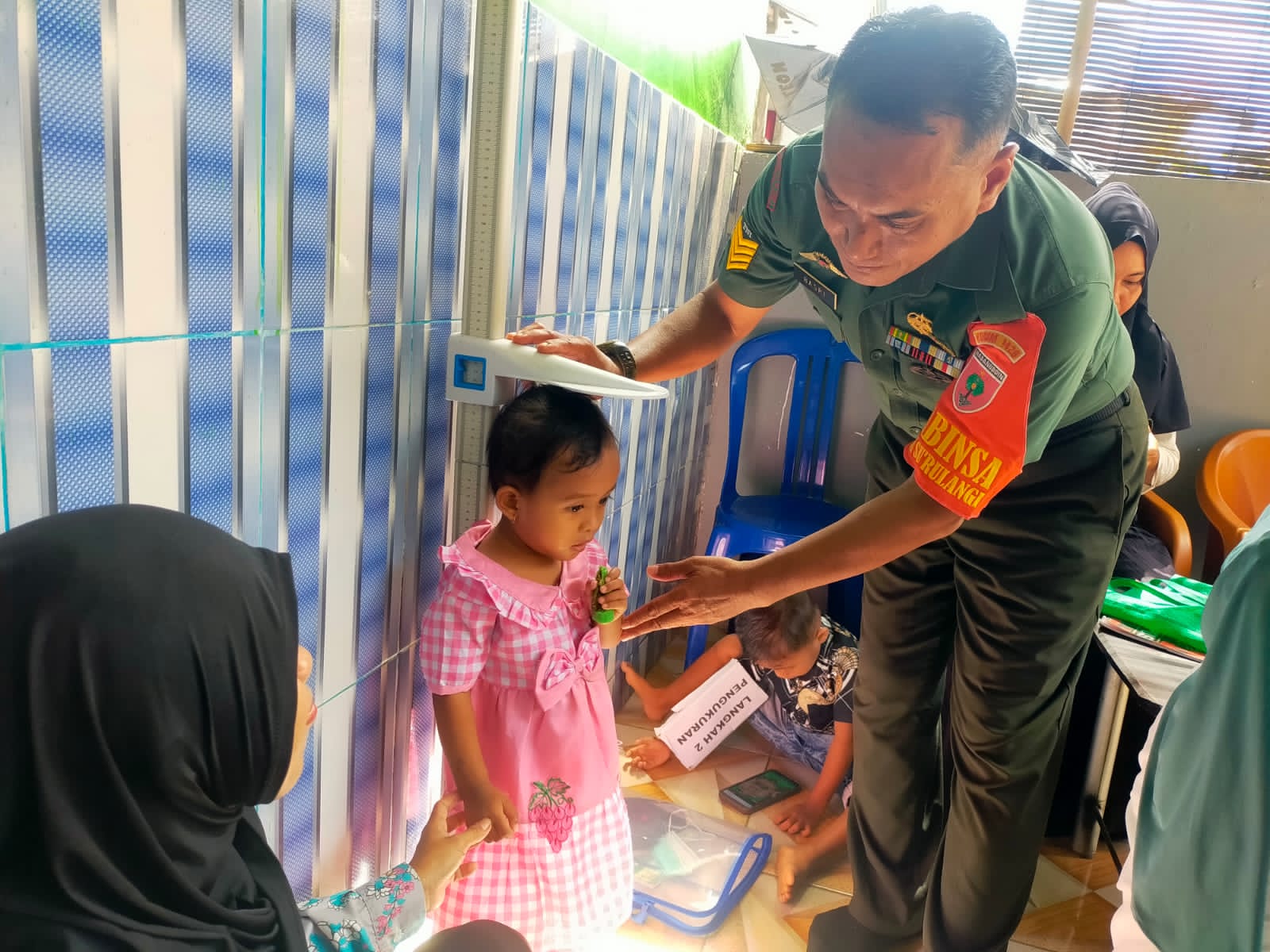 Babinsa Koramil 1426-02/Polsel, Laksanakan Pendampingan Kegiatan Posyandu Penimbangan Balita | NEWS TV Indonesia