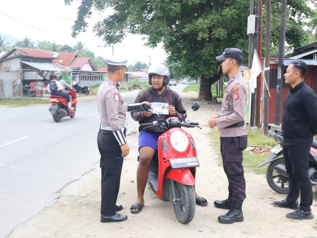 Polres Sigi Sosialisasi Kamseltibcarlantas Melalui Brosur dan Sticker Pada Operasi Keselamatan Tinombala 2025