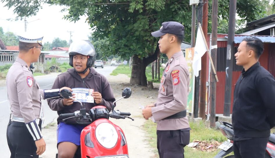 Polres Sigi Sosialisasi Kamseltibcarlantas Melalui Brosur dan Sticker Pada Operasi Keselamatan Tinombala 2025 | NEWS TV Indonesia