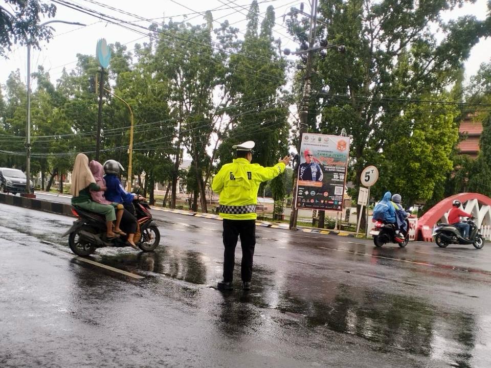 Personel Satlantas Polres Takalar Laksanakan Commander Wish Pagi di Tengah Hujan | NEWS TV Indonesia