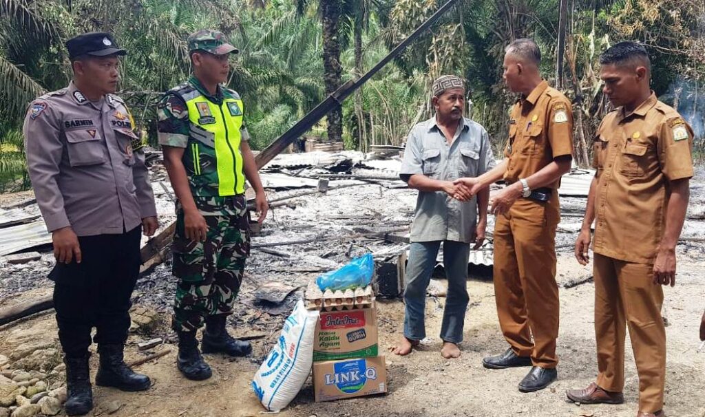 Polsek Peureulak Timur Bersama Muspika Serahkan Bantuan Kepada Warga Korban Kebakaran | NEWS TV Indonesia