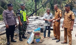 Polsek Peureulak Timur Bersama Muspika Serahkan Bantuan Kepada Warga Korban Kebakaran