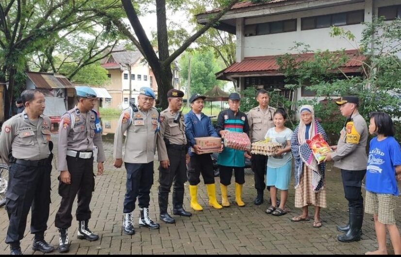 Kapolsek Tamalanrea Salurkan Bantuan Sembako ke Warga Terdampak Banjir 