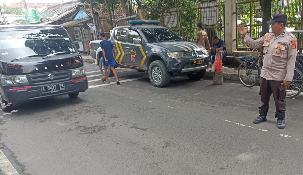 Polsek Rangkasbitung Polres Lebak  Urai Kemacetan Jalan Multatuli