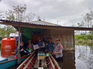 Polsek Jagoi Babang Salurkan Bantuan untuk Korban Banjir di Dusun Sentimok
