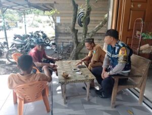 Bhabinkamtibmas Sosialisasikan Kamtibmas dan Lowongan Kerja di Jalan MH Thamrin