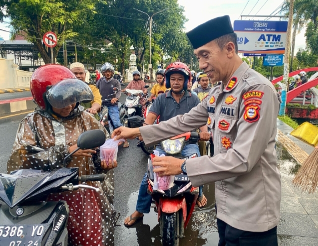 Polres Takalar Gelar Aksi Berbagi Takjil untuk Pengendara di Bulan Ramadhan | NEWS TV Indonesia
