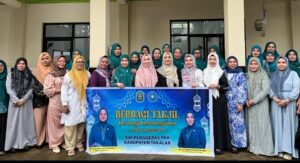 Ketua PKK Takalar dan Jajarannya Bagikan Takjil di Depan Kantor Camat Polongbangkeng Selatan