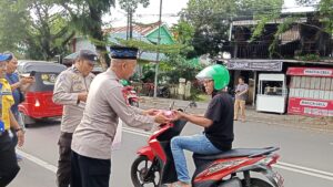 Sebagai Bentuk Rasa Syukur “Polsek MAMAJANG Beserta Jajarannya Berbagi Takjil, 