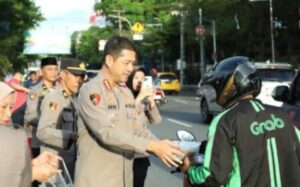 Kapolrestabes Makassar bersama Polwan Berbagi Takjil kepada Para Pengendara Yang Melintas