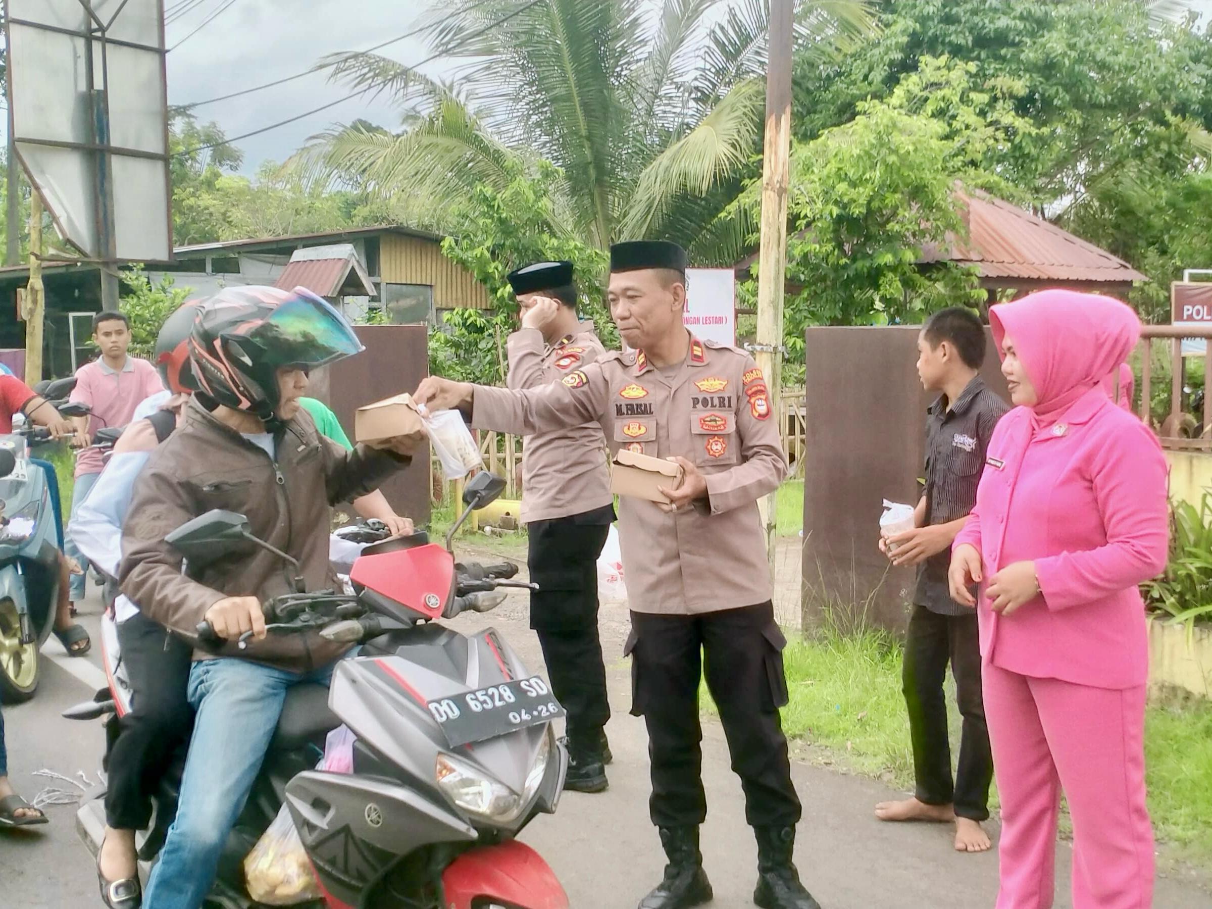 Berbagi Berkah di Bulan Suci, Personel Polsek Polut dan Bhayangkari Bagikan Takjil kepada Pengendara di Takalar | NEWS TV Indonesia