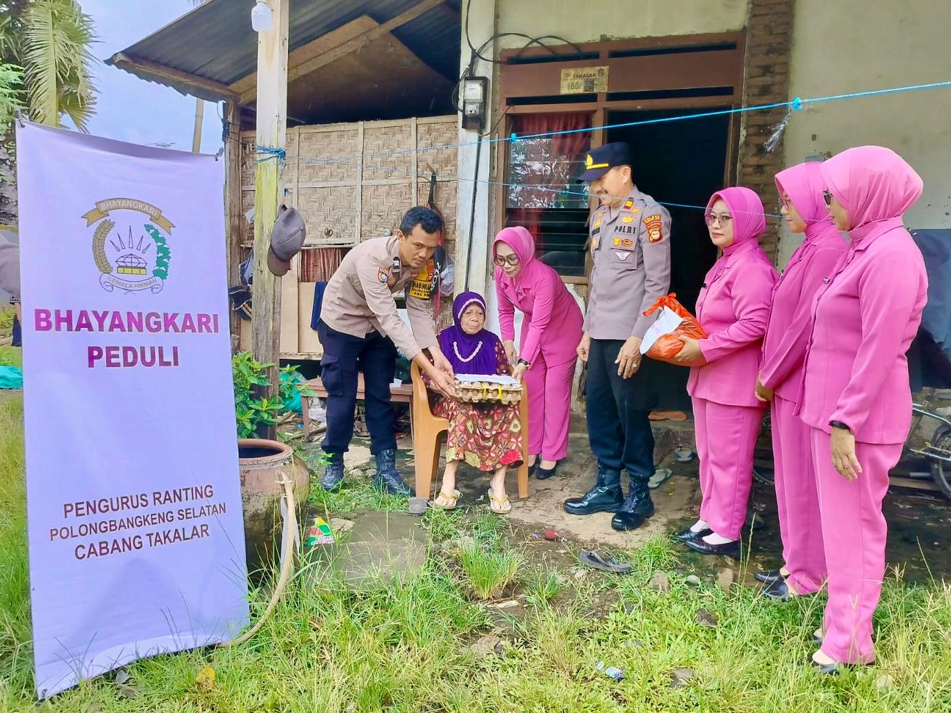 Raih Berkah Ramadhan, Polsek Polsel dan Bhayangkari Salurkan Bantuan Sembako untuk Warga Kurang Mampu | NEWS TV Indonesia