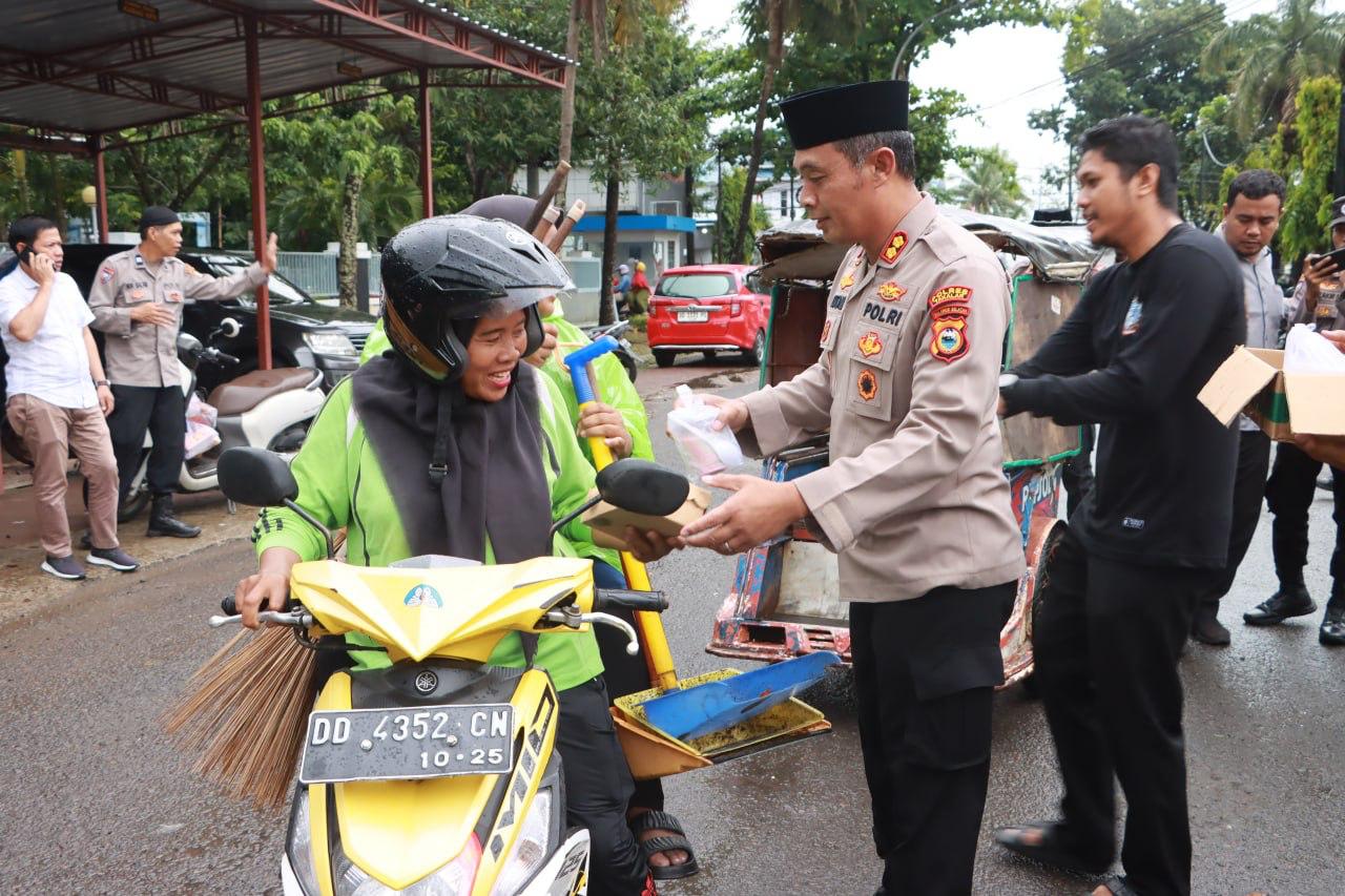 Polres Takalar Gelar Giat Bagi-Bagi Takjil, Pererat Kebersamaan di Bulan Ramadan | NEWS TV Indonesia