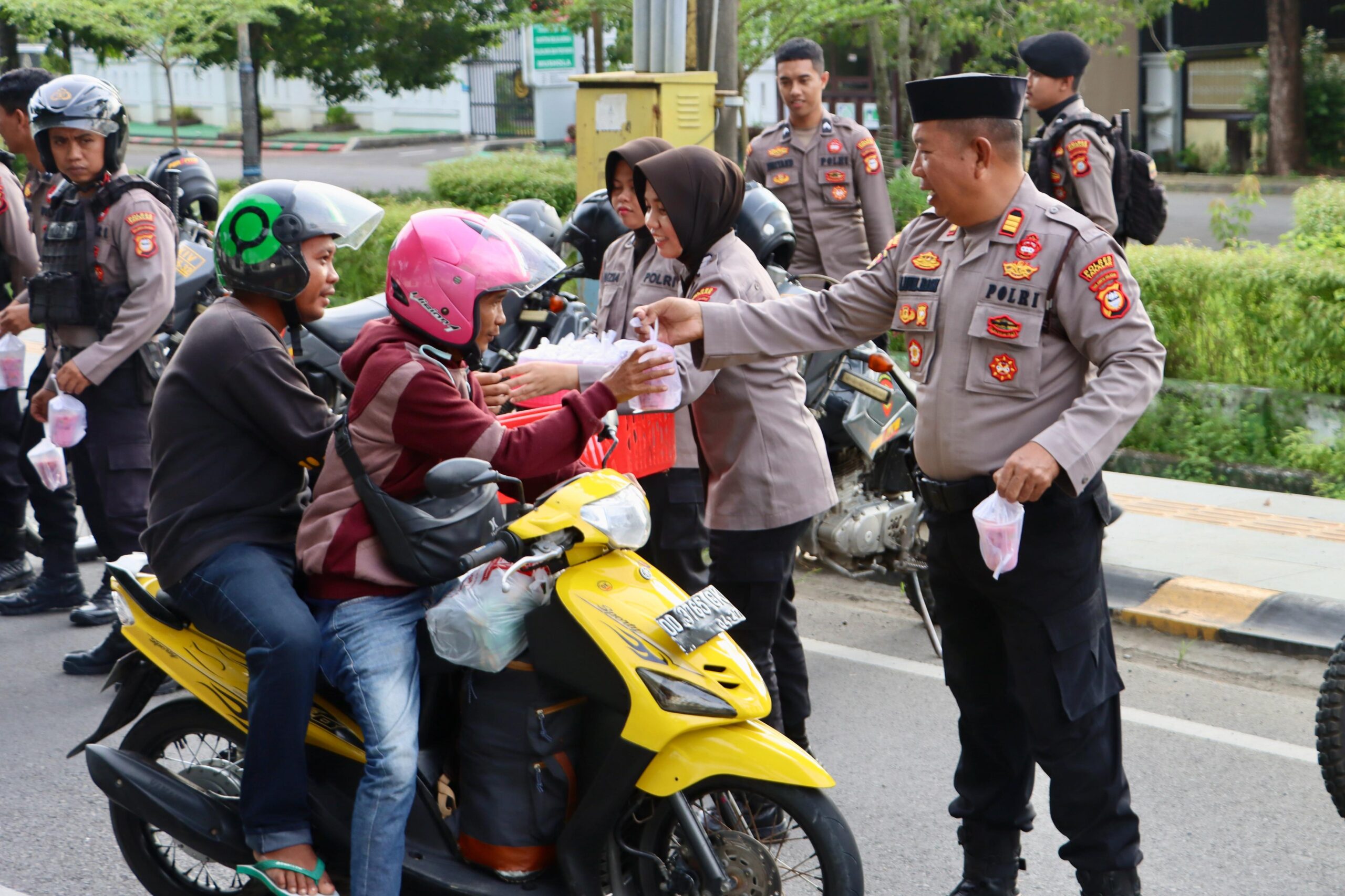 Polres Takalar Gelar Bakti Sosial, Sat Samapta dan Polwan Bagikan Takjil kepada Pengendara | NEWS TV Indonesia