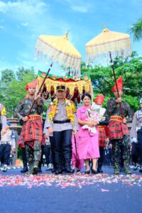 Kapolda SULSEL” Irjen Pol. Drs.RUSDI HARTONO.m,si di Sambut Dengan Tradisi” Angngaru ” Sebagai Bentuk Penghormatan 