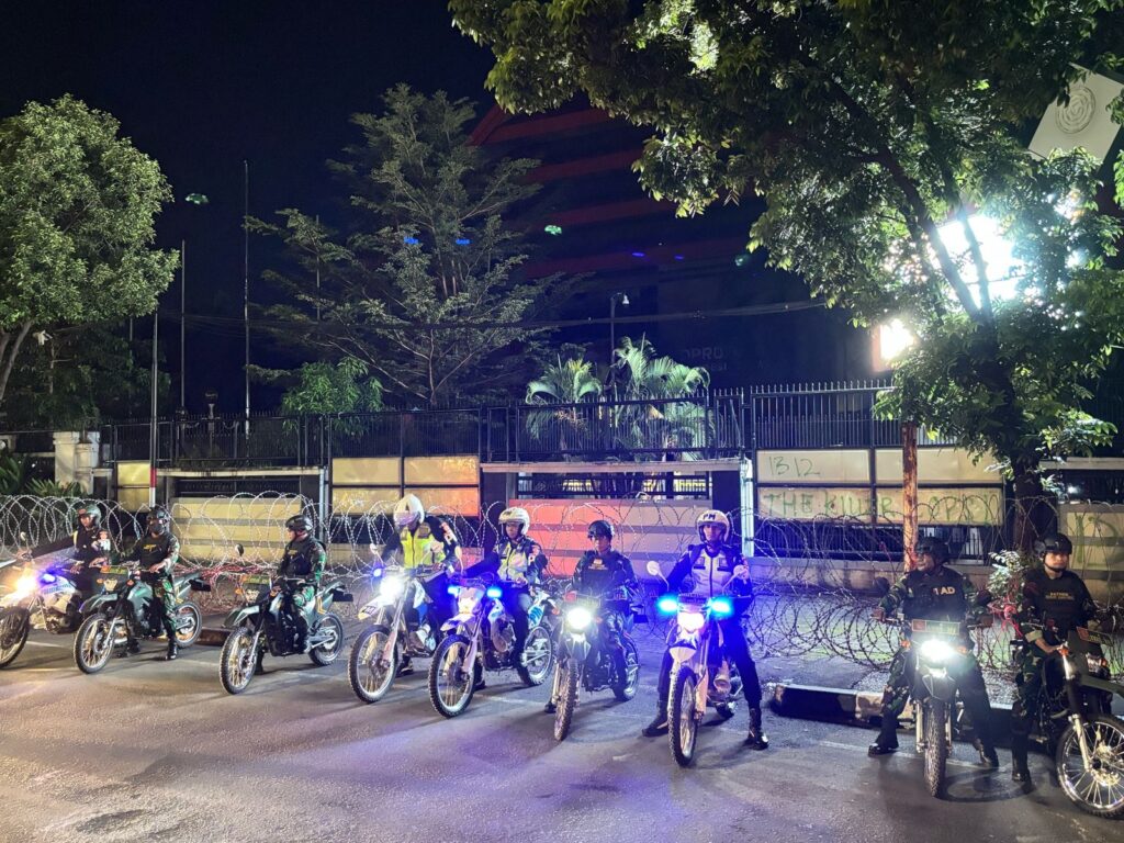 Guna Mengantisipasi Gangguan Kamtibmas, Personil Gabungan Denpom XIV/4 dan Kodim 1408/Makassar Laksanakan Giat Patroli Wilayah | NEWS TV Indonesia
