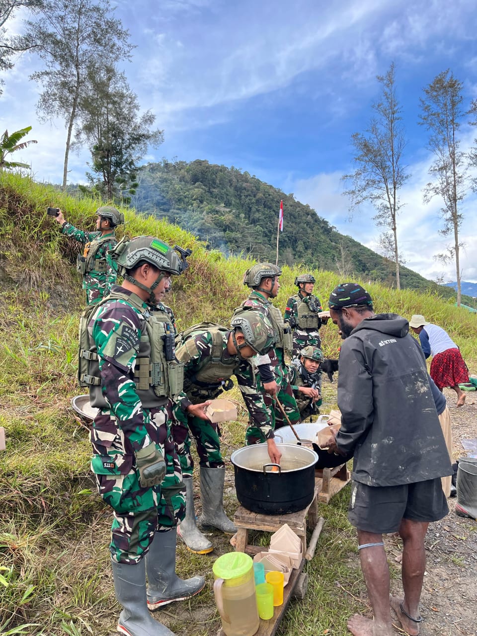 Satgas TNI di Puncak Berbagi Kebahagiaan dengan Warga Mage'abume