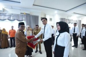 Wali Kota Letnan Dalimunthe Serahkan 43 SK CPNS 2024