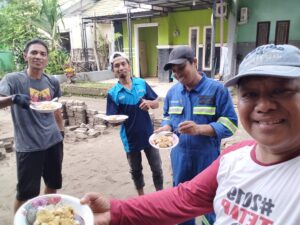 Warga Perumahan Azzahra Green Land Makassar Adakan Perbaikan Jalan