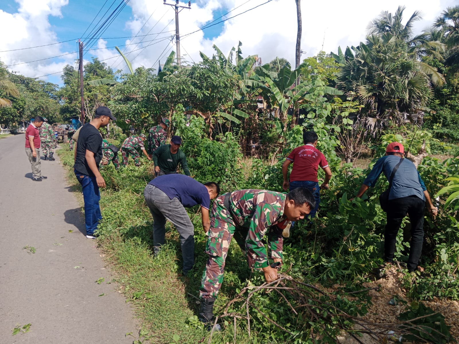 Koramil 1426-05/Marbo Bersama Warga Kerja Bakti Bersihkan Pinggir Jalan | NEWS TV Indonesia