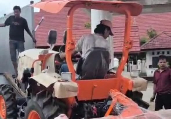 Wujudkan Swasembada Pangan, Bupati Takalar Daeng Manye Serahkan Bantuan Traktor Roda Empat | NEWS TV Indonesia