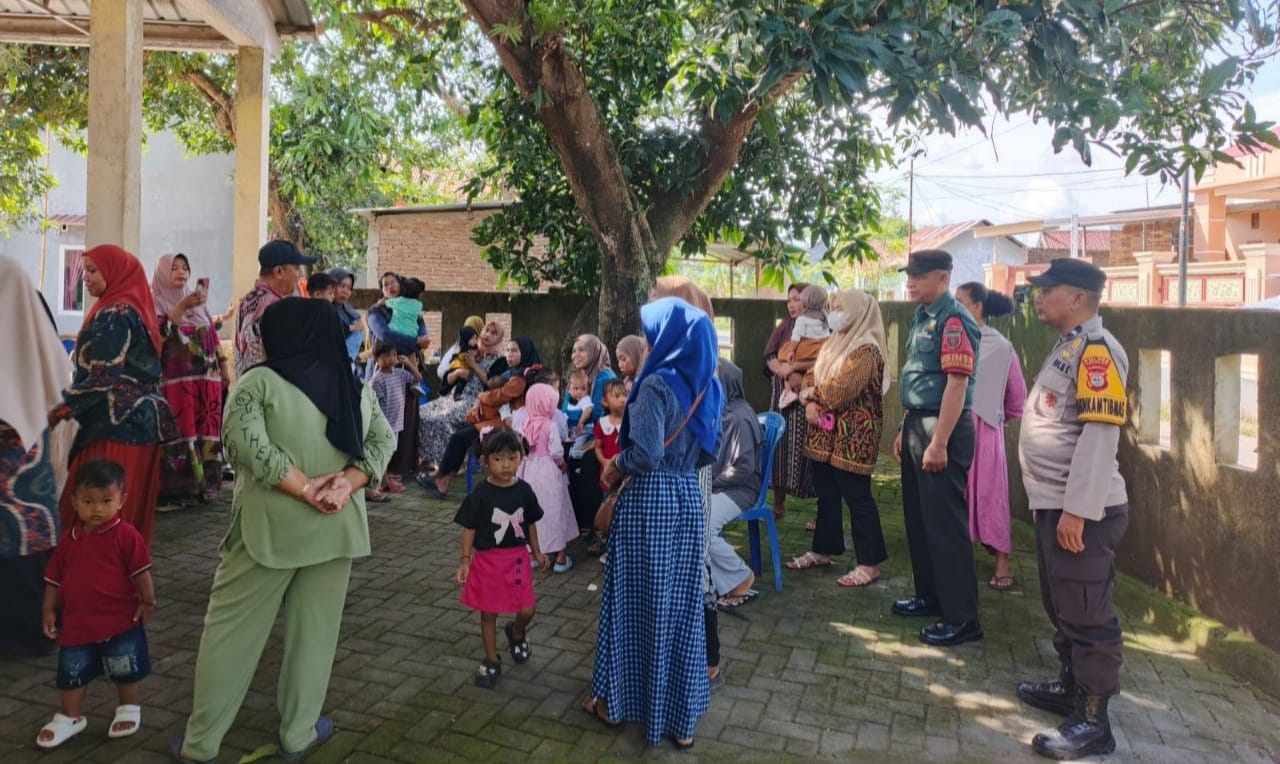 Terlihat Kompak, Babinsa Dan Bhabinkamtibmas Dampingi Petugas Posyandu Lakukan Penimbangan Balita | NEWS TV Indonesia