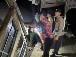 Respons Cepat: Personel Polsek Dabo Singkep Datangi TKP Bangunan Roboh