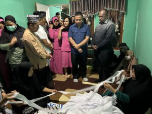 Wujud Bela Sungkawa, Kapolres Sarmi Melayat ke Rumah Duka Anak Anggota