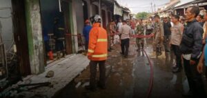 Wujudkan Swasembada Pangan, Babinsa Koramil 1426-04/Galesong Bantu Petani Tanam Padi | NEWS TV Indonesia