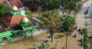 BENCANA BANJIR TERJANG KARAWANG RATUSAN WARGA MENGUNGSI