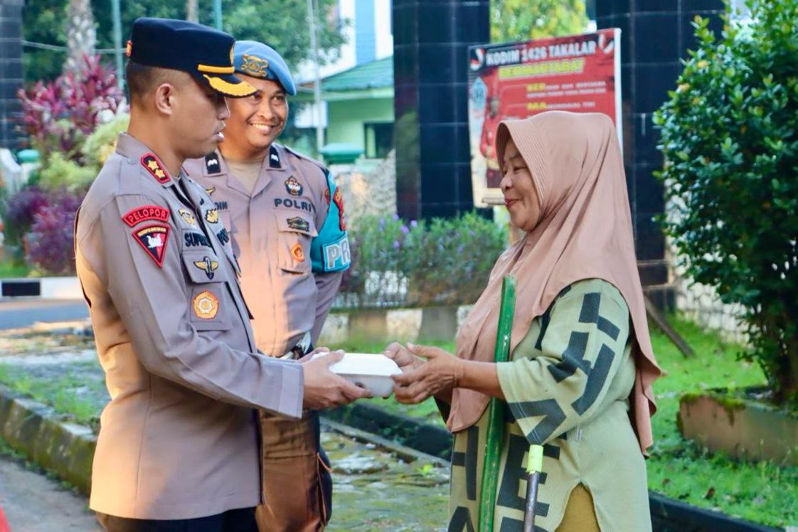 Jumat Berkah : Kapolres Takalar Turun ke Jalan, Bagikan Sarapan untuk Pejuang Pagi” | NEWS TV Indonesia