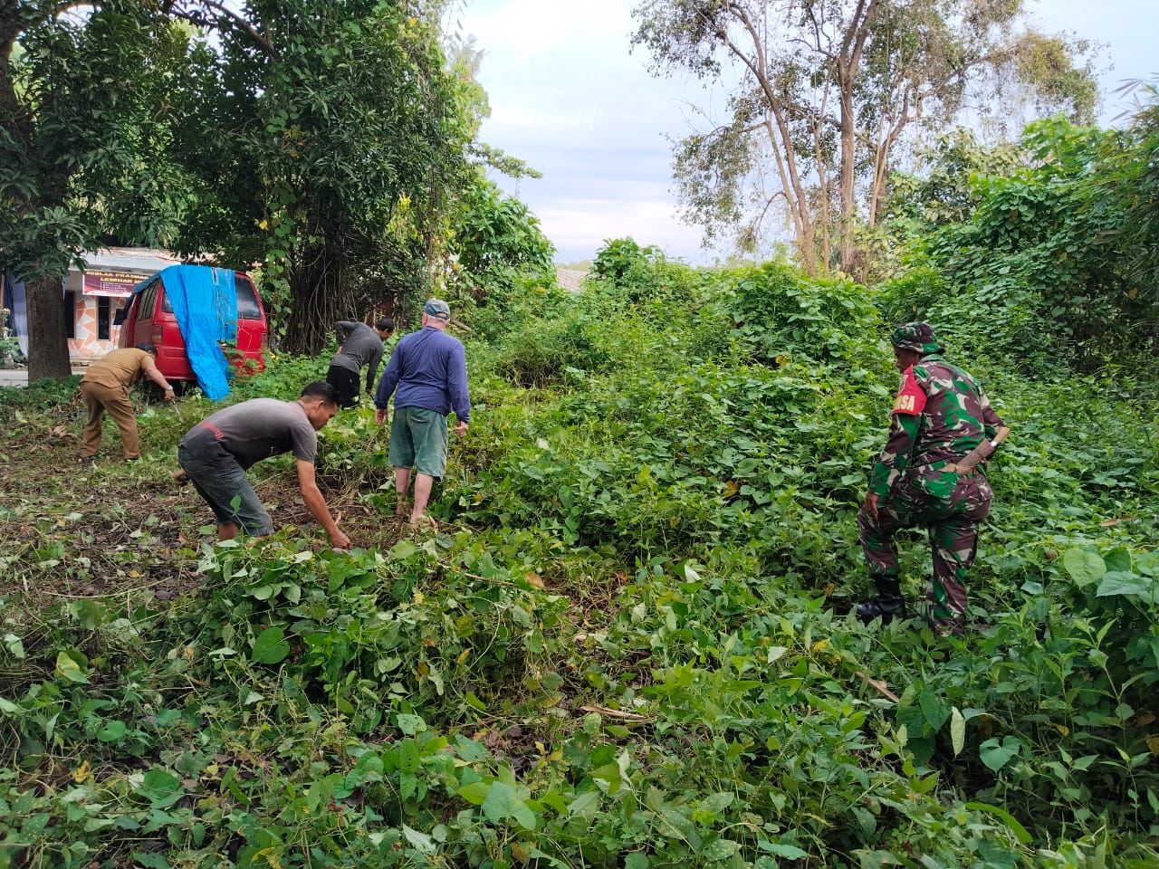 Wujud Kepedulian, Koramil 1426-07/Pattallassang Bersama Warga Kerja Bakti Bersihkan Lingkungan | NEWS TV Indonesia