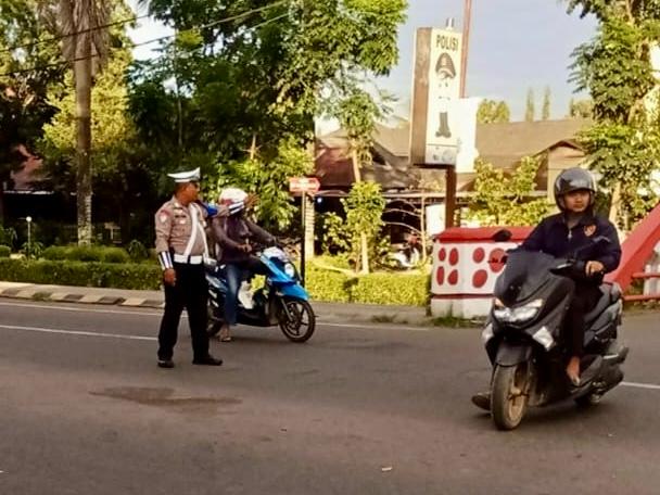 Wujud Pelayanan Prima, Sat Lantas Takalar Atur Lalin dan Bantu Warga Menyeberang | NEWS TV Indonesia