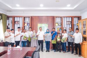 Bupati Madina serahkan hadiah pemenang sayembara akronim SAHATA