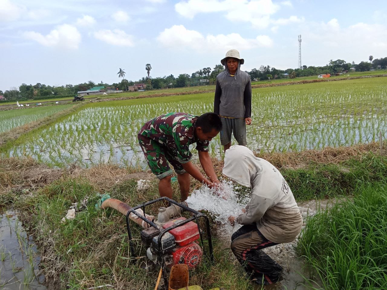 Pastikan Berfungsi Dengan Baik, Babinsa Koramil 1426-07/Pattallassang Pantau Mesin Pompanisasi Para Petani | NEWS TV Indonesia