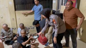 Personel Satnarkoba Polres Gowa Gelar Kegiatan Jum’at Berkah, Bagikan Nasi Kotak ke Para Tahanan Narkoba