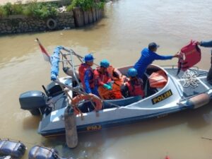 Tim SAR Ditpolairud Polda Metro Jaya Lakukan Pencarian Korban Tenggelam di Sungai CBL Bekasi