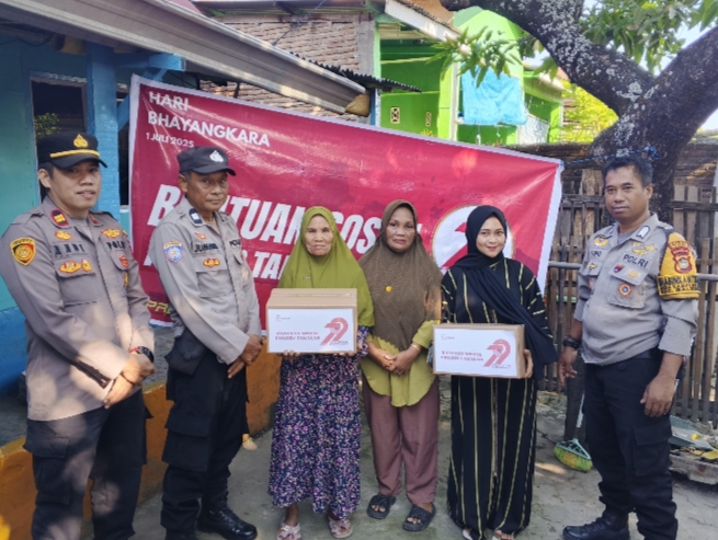 Polsek Galsel Salurkan Bantuan Sembako dalam Rangka HUT ke-79 Bhayangkara | NEWS TV Indonesia