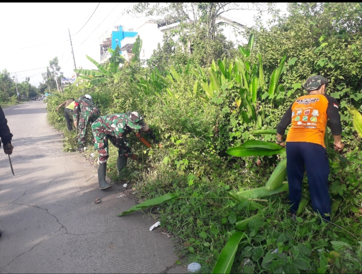 Babinsa, Koramil 1426-07/Pattallassang Bersama Warga Kerja Bakti Bersihkan Lingkungan | NEWS TV Indonesia